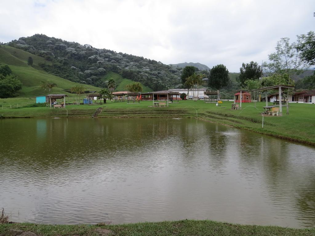 Finca Recreacional Marcelandia Санта-Роса-де-Кабаль Экстерьер фото
