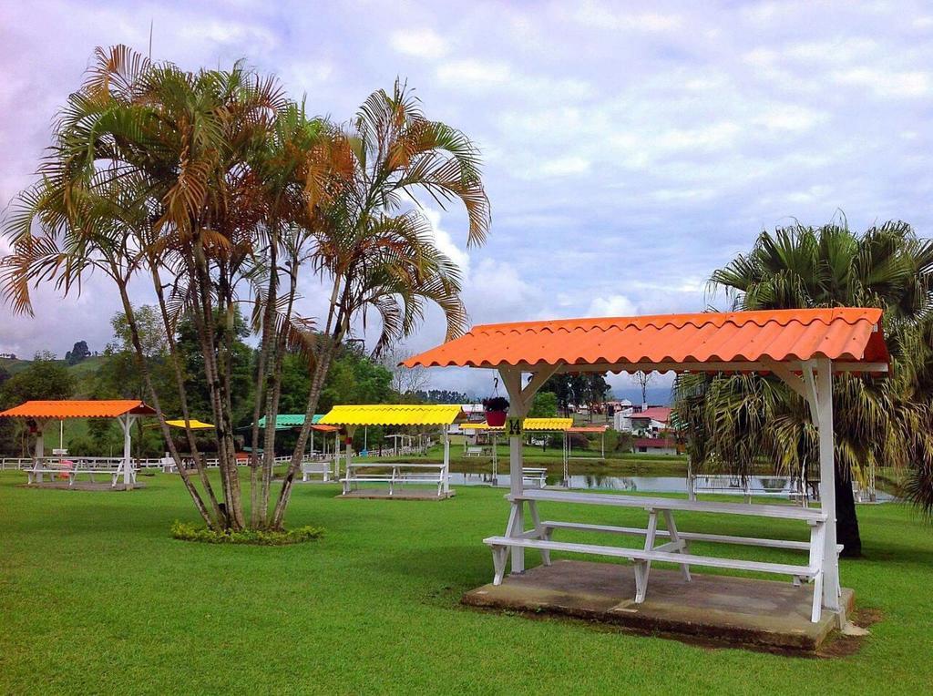 Finca Recreacional Marcelandia Санта-Роса-де-Кабаль Экстерьер фото